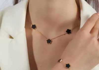 Accessoires de mode féminins : colliers trèfle, boucles d'oreilles et bracelets assortis. Clover